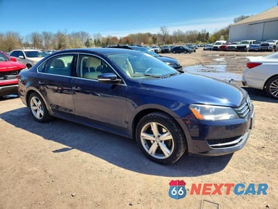 Czwarte zdjęcie samochodu z boku: 2013 VOLKSWAGEN PASSAT SE VIN:1VWBP7A30DC127029 - miniatura