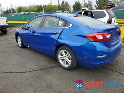 Drugie zdjęcie samochodu z przodu: 2018 CHEVROLET CRUZE LT VIN:1G1BE5SM7J7159896 - miniatura