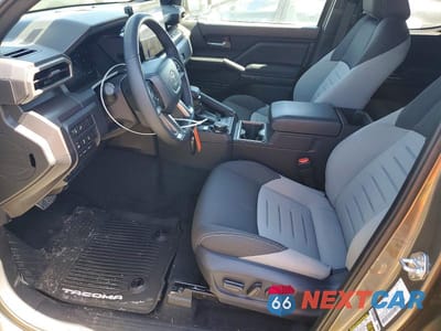 Zdjęcie 7 z 12 samochodu: 2025 TOYOTA TACOMA TRD SPORT VIN:3TMLB5JN0SM109296 - miniatura