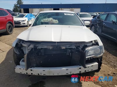 Piąte zdjęcie samochodu w środku: 2016 CHRYSLER 300 S VIN:2C3CCABG0GH269906 - miniatura