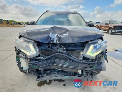 Piąte zdjęcie samochodu w środku: 2019 NISSAN ROGUE S VIN:5N1AT2MT9KC746911 - miniatura