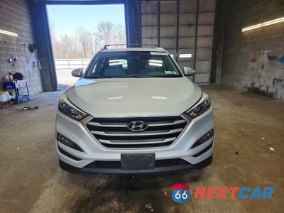 Piąte zdjęcie samochodu w środku: 2017 HYUNDAI TUCSON SE VIN:KM8J3CA45HU403678 - miniatura
