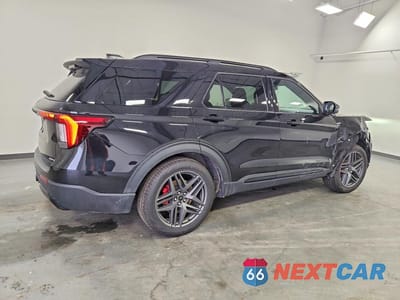 Trzecie zdjęcie samochodu z tyłu: 2026 FORD EXPLORER ST-LINE VIN:1FMUK8KH5TGA78634 - miniatura