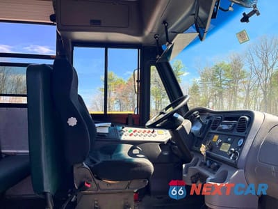 Piąte zdjęcie samochodu w środku: 2016 FREIGHTLINER CHASSIS B2B VIN:4UZABRDU8GCGS2109 - miniatura
