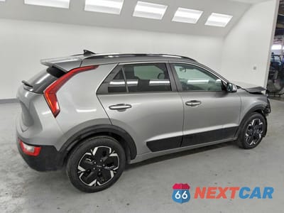 Trzecie zdjęcie samochodu z tyłu: 2023 KIA NIRO EV WIND VIN:KNDCR3L15P5028222 - miniatura