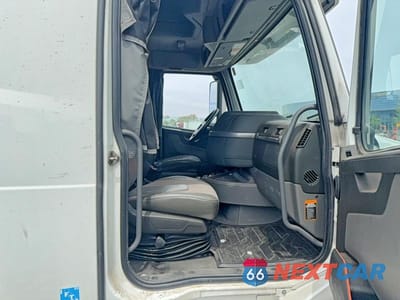 Piąte zdjęcie samochodu w środku: 2020 VOLVO VNL TRUCKS SEMI TRUCK VIN:4V4NC9EH4LN258310 - miniatura
