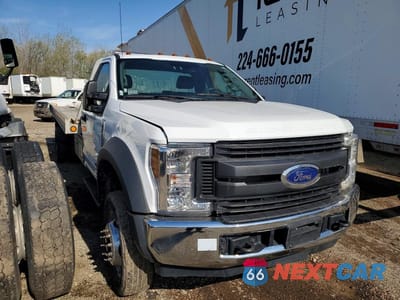 Czwarte zdjęcie samochodu z boku: 2019 FORD F550 SUPER DUTY VIN:1FDUF5GT2KEG28950 - miniatura