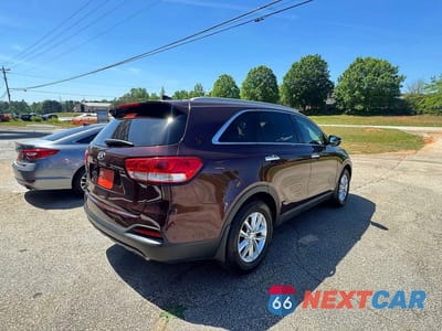 Czwarte zdjęcie samochodu z boku: 2016 KIA SORENTO LX V6 VIN:5XYPG4A57GG126047 - miniatura