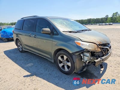 Czwarte zdjęcie samochodu z boku: 2019 TOYOTA SIENNA LE VIN:5TDKZ3DC0KS986151 - miniatura