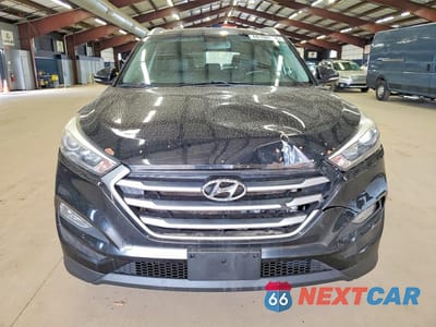 Piąte zdjęcie samochodu w środku: 2017 HYUNDAI TUCSON SE PLUS VIN:KM8J3CA40HU456949 - miniatura