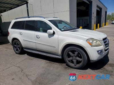 Czwarte zdjęcie samochodu z boku: 2008 MERCEDES-BENZ GL 550 4MATIC VIN:4JGBF86E98A373354 - miniatura