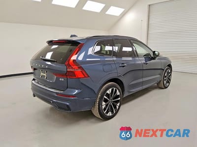 Trzecie zdjęcie samochodu z tyłu: 2026 VOLVO XC60 PLUS VIN:YV4M12RC4T1458059 - miniatura