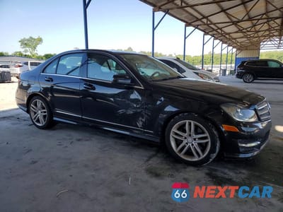 Czwarte zdjęcie samochodu z boku: 2013 MERCEDES-BENZ C 300 4MATIC VIN:WDDGF8AB1DR292535 - miniatura