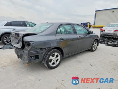 Trzecie zdjęcie samochodu z tyłu: 2013 TOYOTA COROLLA LE VIN:2T1BU4EE6DC938721 - miniatura