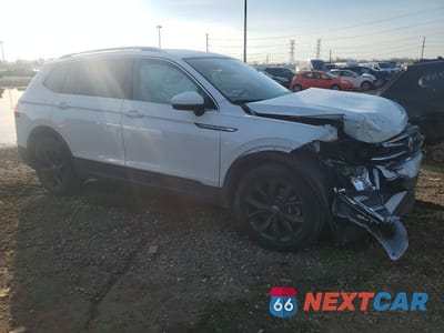 Czwarte zdjęcie samochodu z boku: 2024 VOLKSWAGEN TIGUAN SE VIN:3VV2B7AX1RM112602 - miniatura