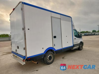 Trzecie zdjęcie samochodu z tyłu: 2022 FORD TRANSIT DELIVERY TRUCK VIN:1FDBW5Z85NKA01701 - miniatura