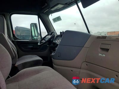 Piąte zdjęcie samochodu w środku: 2019 FREIGHTLINER CASCADIA 125 SEMI TRUCK VIN:3AKJGEDV6KSKV1431 - miniatura