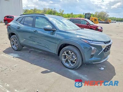 Czwarte zdjęcie samochodu z boku: 2025 CHEVROLET TRAX 1LT VIN:KL77LHEP8SC248389 - miniatura