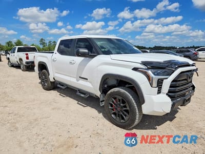 Czwarte zdjęcie samochodu z boku: 2025 TOYOTA TUNDRA SR5 VIN:5TFLA5DB5SX290720 - miniatura