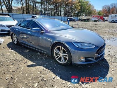 Czwarte zdjęcie samochodu z boku: 2013 TESLA MODEL S VIN:5YJSA1CN3DFP03442 - miniatura