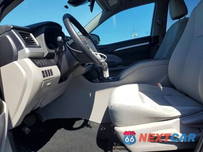 Zdjęcie 7 z 11 samochodu: 2018 TOYOTA HIGHLANDER LE VIN:5TDZARFH4JS038786 - miniatura