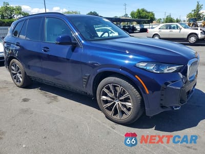 Czwarte zdjęcie samochodu z boku: 2025 BMW X5 XDRIVE50E VIN:5UX43EU09S9Z63380 - miniatura