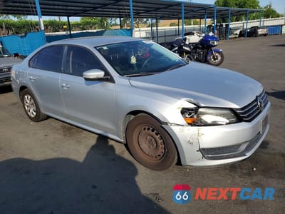 Czwarte zdjęcie samochodu z boku: 2014 VOLKSWAGEN PASSAT S VIN:1VWAP7A33EC019047 - miniatura