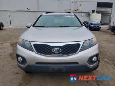 Piąte zdjęcie samochodu w środku: 2013 KIA SORENTO LX VIN:5XYKT3A64DG364927 - miniatura