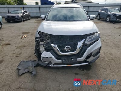 Piąte zdjęcie samochodu w środku: 2017 NISSAN ROGUE SV VIN:KNMAT2MT3HP551683 - miniatura