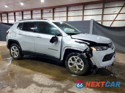 Czwarte zdjęcie samochodu z boku: 2024 JEEP COMPASS LATITUDE VIN:3C4NJDBN3RT117803 - miniatura