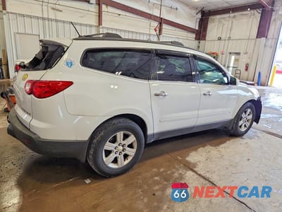 Trzecie zdjęcie samochodu z tyłu: 2010 CHEVROLET TRAVERSE LT VIN:1GNLVGED3AS125736 - miniatura