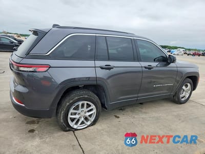 Trzecie zdjęcie samochodu z tyłu: 2025 JEEP GRAND CHEROKEE LAREDO VIN:1C4RJGAG8SC314845 - miniatura