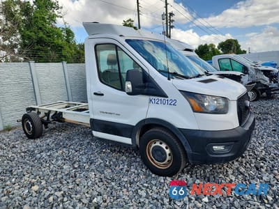 Czwarte zdjęcie samochodu z boku: 2021 FORD TRANSIT TRUCK CAB AND CHASSIS VIN:1FDBW5Z88MKA79954 - miniatura