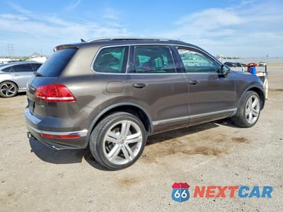 Trzecie zdjęcie samochodu z tyłu: 2016 VOLKSWAGEN TOUAREG TDI VIN:WVGEP9BP9GD003090 - miniatura