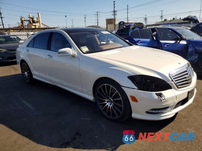 Czwarte zdjęcie samochodu z boku: 2013 MERCEDES-BENZ S 550 VIN:WDDNG7DB3DA534105 - miniatura