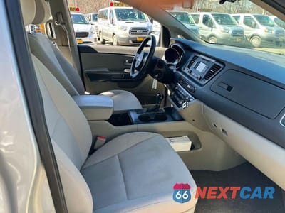 Piąte zdjęcie samochodu w środku: 2016 KIA SEDONA L VIN:KNDMA5C17G6120529 - miniatura
