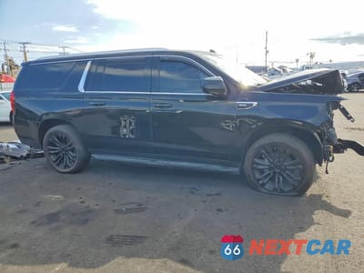 Czwarte zdjęcie samochodu z boku: 2021 GMC YUKON XL K1500 SLE VIN:1GKS2FKDXMR330255 - miniatura