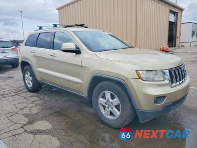Czwarte zdjęcie samochodu z boku: 2011 JEEP GRAND CHEROKEE LAREDO VIN:1J4RR4GG6BC581362 - miniatura
