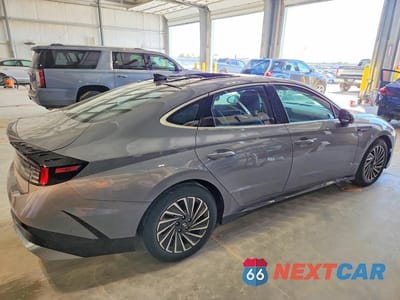Trzecie zdjęcie samochodu z tyłu: 2024 HYUNDAI SONATA HYBRID LIMITED VIN:KMHL54JJ2RA102335 - miniatura