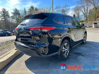 Trzecie zdjęcie samochodu z tyłu: 2022 TOYOTA HIGHLANDER XLE VIN:5TDGZRBH3NS229269 - miniatura