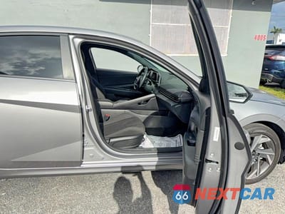 Piąte zdjęcie samochodu w środku: 2025 HYUNDAI ELANTRA SEL SPORT VIN:KMHLM4DGXSU929264 - miniatura