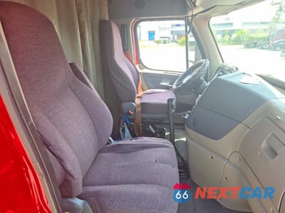Piąte zdjęcie samochodu w środku: 2016 FREIGHTLINER CASCADIA TRUCKS SEMI TRUCK VIN:1FUJGLBG9GLGY3638 - miniatura