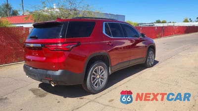 Czwarte zdjęcie samochodu z boku: 2023 CHEVROLET TRAVERSE LT VIN:1GNERGKW3PJ279526 - miniatura