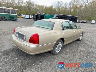 Czwarte zdjęcie samochodu z boku: 2005 LINCOLN TOWN CAR SIGNATURE VIN:1LNHM81W35Y668923 - miniatura