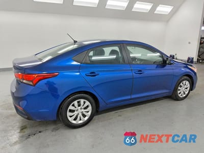 Trzecie zdjęcie samochodu z tyłu: 2020 HYUNDAI ACCENT SE VIN:3KPC24A63LE103524 - miniatura