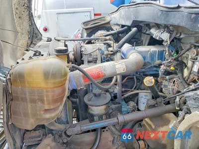 Zdjęcie 7 z 10 samochodu: 2004 INTERNATIONAL 4400 FUEL / LUBE TRUCK VIN:1HTMKAAN74H655696 - miniatura