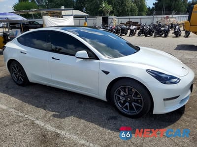 Czwarte zdjęcie samochodu z boku: 2023 TESLA MODEL 3 VIN:5YJ3E1EA0PF548923 - miniatura