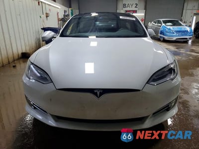 Piąte zdjęcie samochodu w środku: 2020 TESLA MODEL S VIN:5YJSA1E2XLF403317 - miniatura