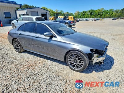 Czwarte zdjęcie samochodu z boku: 2017 MERCEDES-BENZ E 300 VIN:WDDZF4JB4HA238846 - miniatura