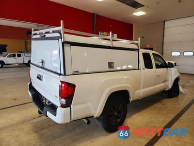 Trzecie zdjęcie samochodu z tyłu: 2021 TOYOTA TACOMA SR5 V6 VIN:3TYSZ5AN2MT046507 - miniatura